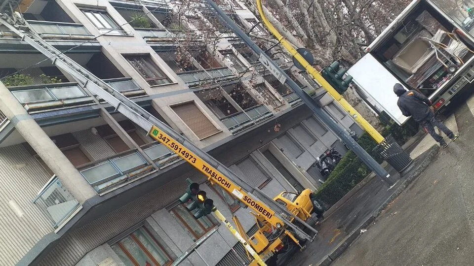 Furgone pick-up con autoscala per traslochi