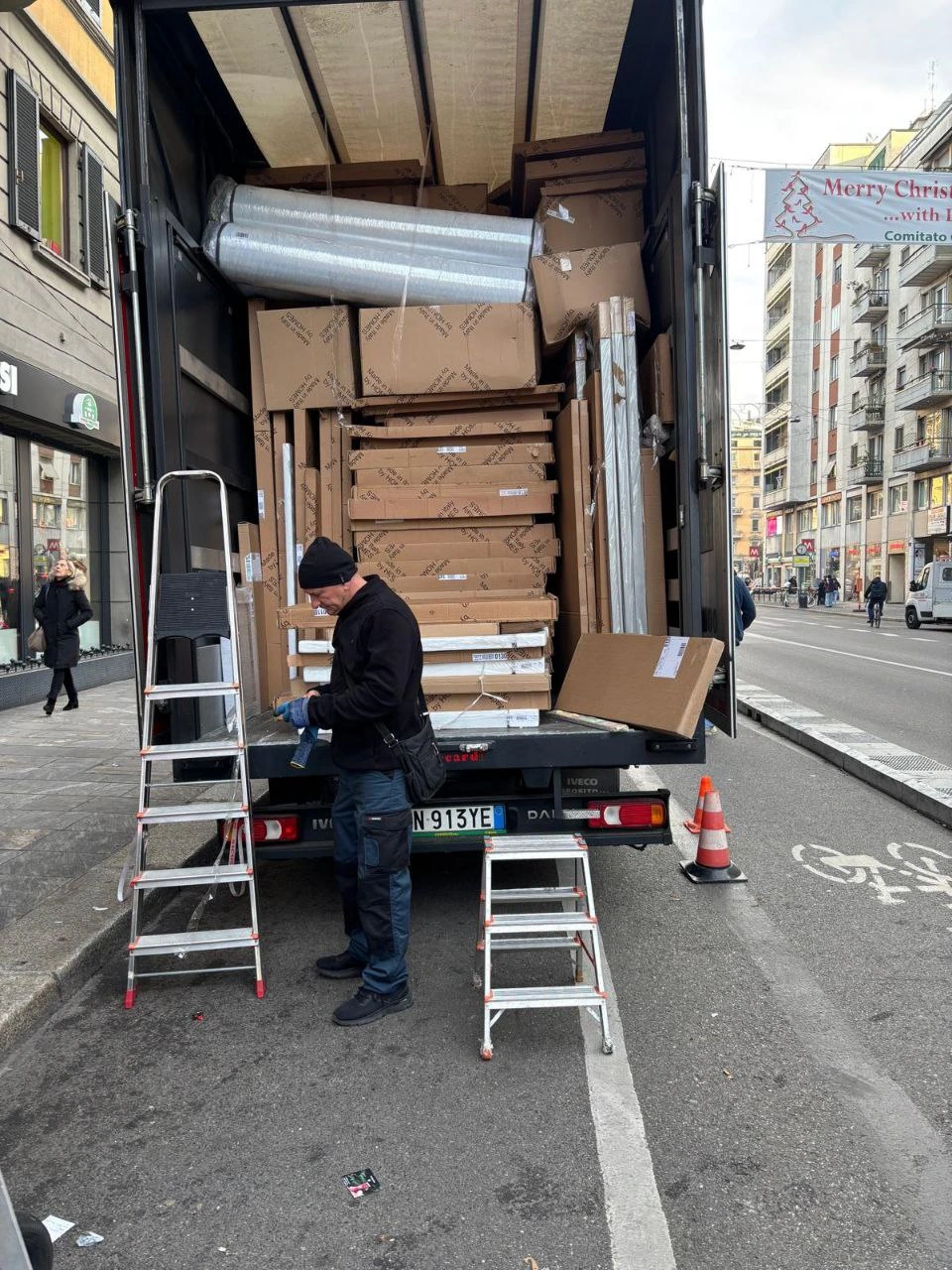 Foto autoscala installata per trasloco a Milano