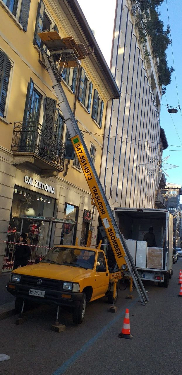 Foto autoscala installata per trasloco a Milano