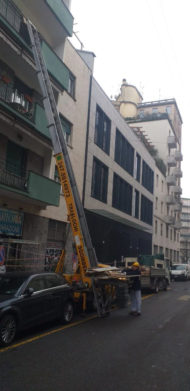Foto autoscala installata per trasloco a Milano