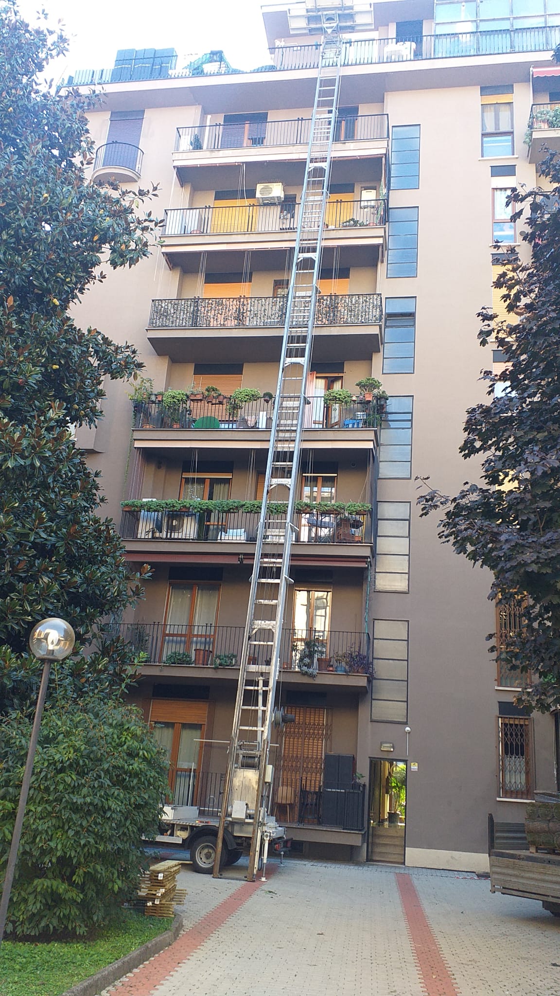 Foto autoscala installata per trasloco a Milano