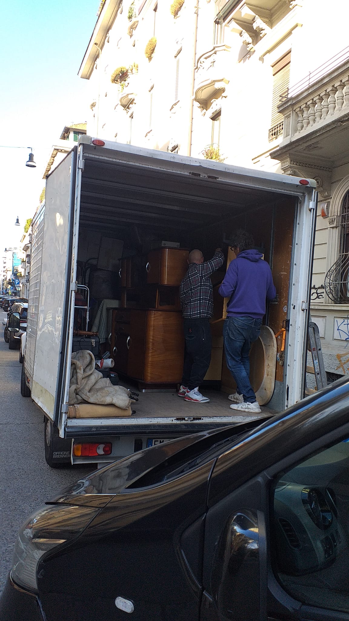 Foto autoscala installata per trasloco a Milano